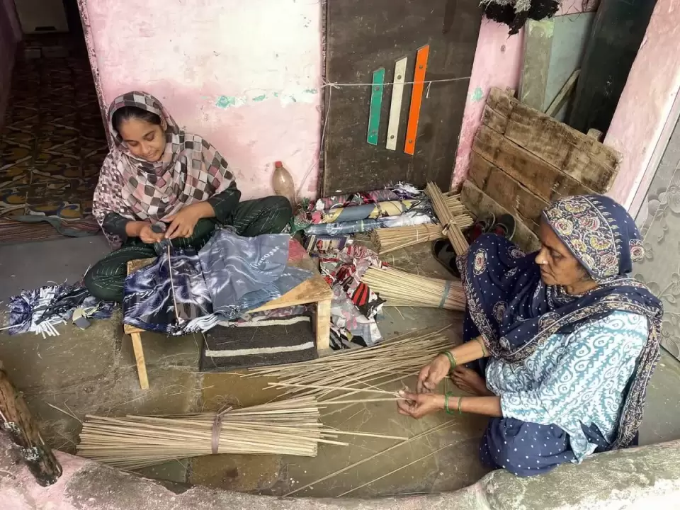 Women making kites in their homes, which also serve as their workplaces. Photo: AIDMI.